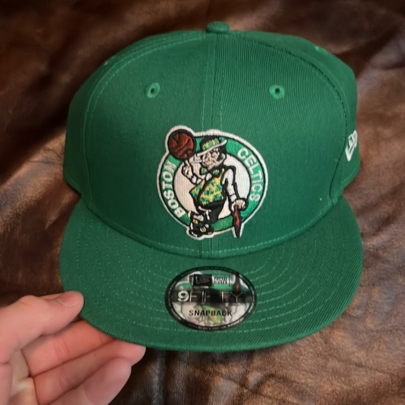 Celtics full uniform plus 2 hats - Picture 2 of 15